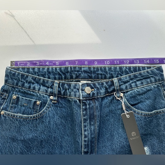 Tractr Women’s High Rise Weekender Mom Jean Distressed Indigo Size 8 NWT - Picture 4 of 10